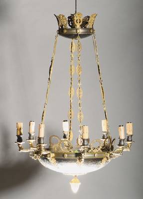 Klassizistische Deckenkrone, deutsch, frühes 20.Jh., Messing, 8-flammig, Schale im Hammerschlagdekor, 8 Arme dazwischen klassizistische ...