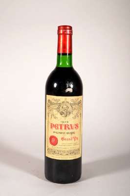1 Flasche 1979 Petrus, Pomerol, ca. 75 cl, Füllstand: ca. top shoulder, unverkostet, guter Erhaltungszustand, sammelwürdig, sehr selten im Angebot, ...