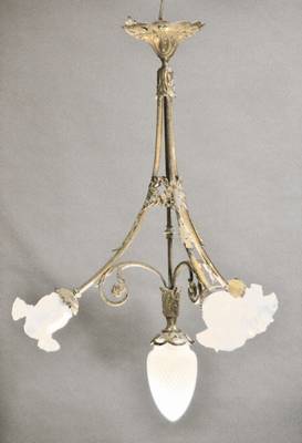 Deckenlüster, wohl Frankreich, um 1890/1900, Messinggestell in klassizistischer Art, 3 Ausgeschweifte Arme mit Blütenschirmen (diese sek.), ...