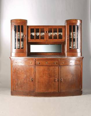 Großes Art-Deco-Buffet, wohl Wien, um 1910, Mahagonifurnier, l. gebauchte Form, Unterteil 3-türig, 3-schübig, Ausziehplatte, große Marmorplatte, ...