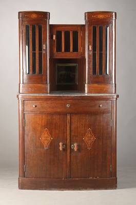 Kleines Art-Deco-Buffet, wohl Wien, um 1910,Mahagonifurnier, l. gebauchte Form, Unterteil 2-türig, 1-schübig mit Ausziehplatte, Vitrinenaufsatz ...