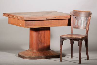 Art-Deco-Sitzgarnitur mit Ausziehtisch u. 4 Stühlen, um 1910, Bugholzstühle, Ausziehtisch mit schwerem geometrisierendem Sockelfuß, integr. ...