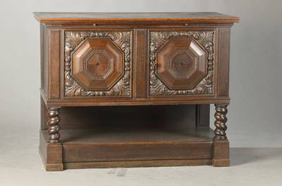 Kleines Buffet im Danziger Barockstil, um 1910/20, Eiche massiv, Stollenteil mit gedrehten Säulen, 2-türiger Kasten mit beschnitzten ...