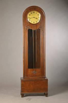 Standuhr, Uhrenmanufaktur Leonhard Furtwängler um 1920/30, Eiche/furnier, z.T. facettiert verglast, mit geschnitzten Applikationen, vergoldetes ...