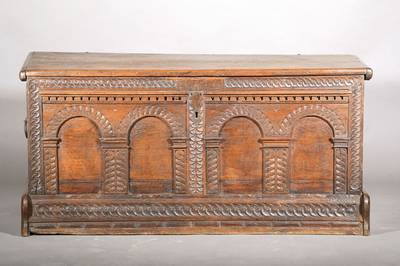Barocktruhe, nordwestdeutsch, wohl Niedersachsen/Westfalen, Mitte 18.Jh, dat. 1746, Eiche massiv, 4-facher Torbogendekor, orig. Schnappschloss mit ...