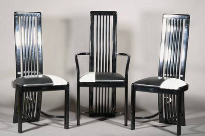 6 Stühle in der Art der Hill-House-Chairs von Carles R. Mackintosh,Buche lackiert, 2 Armlehnstühle, 4 Stühle, Kunstlederbezug u. Polster mit min. ...