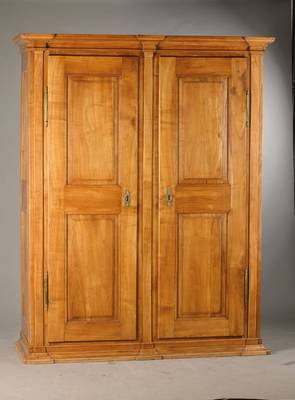 Biedermeierschrank, wohl Baden, um 1820/30, Kirschbaum massiv, 3-fache Pilastergliederung, keine Füße, Innenleben neu verkleidet mit Einlegeböden, ...