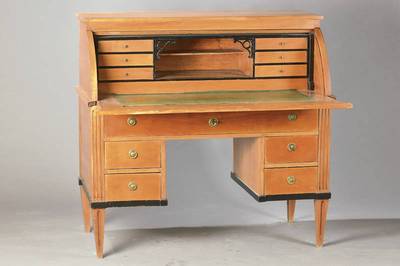 Zylinderbüro, südwestdeutsch, um 1815/20, Kirschbaumfurnier, partiell geschwärzte Profilleisten, Seitenstollen kanneliert, Unterbau mit Knieloch, ...