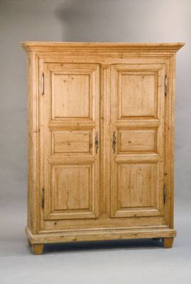 Barockschrank, südwestdeutsch, wohl Baden, um 1800, 2-türig, Türen je 3-fach kassettiert, fein profiliert, alte Bänder, orig. Kastenschloss, ...