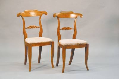 6er Satz Spätbiedermeier-Stühle, süddeutsch, uim 1845, Nussbaum massiv, sog. Seitenrahmenstühle, Ausläufer der Ochsenkopflehne, in sich ...