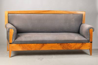 Biedermeiersofa, süddeutsch, um 1820/30, Birke, reduzierte Formgebung, Furnier doppelt gespiegelt verlegt, partiell geschwärzte Profile, Polster u. ...