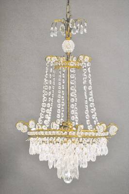 Deckenkrone, 60/70er Jahre, im klassizistischen Stil, filigraner Messingkorpus mit unterschiedlichstem Prismen- u. Tropfenbehang, 5 Brennstellen, ...