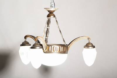 Art-Deco-Lampe, wohl Frankreich, 30er Jahre, Messinggestell in abstraktem Dekor, 3 Opalglasschirmchen an 3 Armen, mittiger geschliffener ...