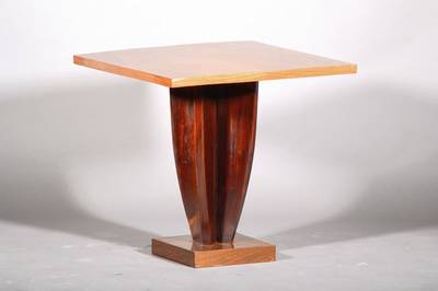 Quadratischer Beistelltisch, Art-Deco, 1.H. 20.Jh., Platte mit auf Kreuzfuge verlegtem Nussbaumfurnier, kreuzförmiger Schaft mit Sockelplatte, ...
