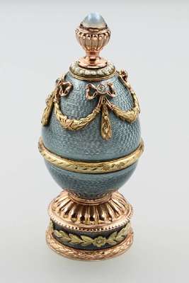 Parfumflakon mit Email, 1960er Jahre, nach russ. Vorbild von 1902/04, 56er Gold, grau transluzid emaill. auf guill. Grund, aufgel. ...