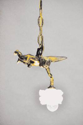 Deckenlampe, Frankreich, um 1900, in Form eines Putto, Gelbguß, mattierter Rosenschirm, H. ca. 22cm (ohne Kette)