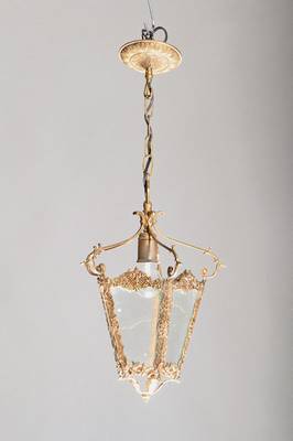 Deckenlampe in Form einer Laterne, Mitte 20. Jh., Messingguß reich verziert, 5 Glaseinsätze, eine Brennstelle, Elektr. nicht geprüft, H. ca. 45cm ...