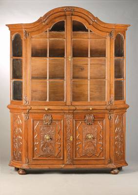 Bergische Vitrine, um 1800, Eiche massiv, 2 -teilig, Aufsatz alt verglast, 2-türig mit Einlegeböden, 3-seitig verglast, Mittelteil mit ...