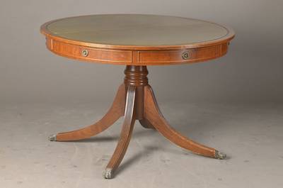 Englischer Auszugstisch, um 1900, Mahagoni , Rund mit 2 Auszugsplatten, Lederbeschlagen H. ca. 75 cm, D. ca. 111 cm