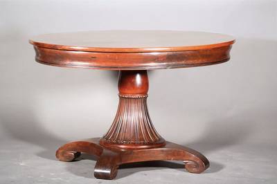 Salontisch, deutsch, um 1840, Mahagoni, Platte später, 4-fach eingezogene und l. gewölbte Sockelplatte, Schaft fein gerippt, H. ca. 76 cm, Platte ...