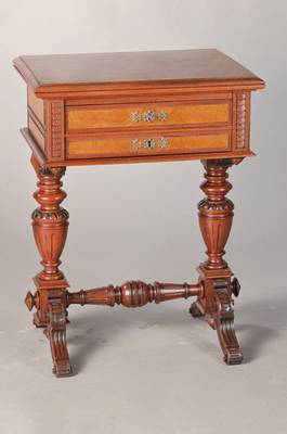 Gründerzeit-Nähtischchen, deutsch, um 1880, Nussbaum- u. Wurzelnussfurnier, Platte auf Kreuzfuge furniert, Platte aufklapp- u. drehbar, 2-schübig, ...