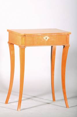 Biedermeier-Nähtisch, deutsch, um 1900, Kirschbaumfurnier, elegante Säbelbeine allseitig ausgestellt, Kasten mit 4-fach Kantprofil, 1-schübig, ca. ...