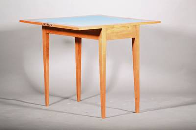 Spieltisch, süddeutsch, um 1820, Kirschbaum furnier, konische Vierkantbeine, Platte dreh- u. aufklappbar, Spielfläche mit Stoff bezogen, Platte ...