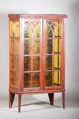 Vitrine mit Spitzbogenversproßung, England, 1900, Eiche massiv auf Mahagoni gebeizt, 2- türig, kleines Format, ca. 152x83x46 cm