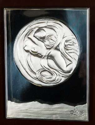 Salvador Dali, 1904-1989, Eva Spaziale, Relief aus 925er Silber, verso auf Etikett bezeichnet: Dali, ca. 22x16,8 cm, im Glaskasten