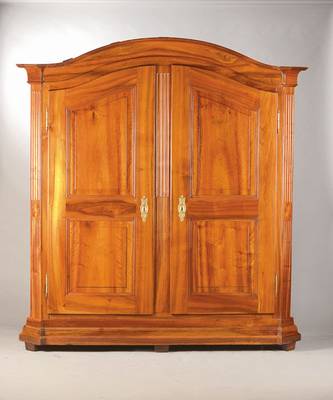 Dielenschrank, wohl Bodensee-Region, frühes 19.Jh., monogr. u. dat. 1818, Nussbaum massiv, 2-türig, gewölbter Giebel, 3-fache ...