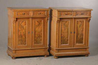 Paar Pilsterschränkchen, deutsch, um 1880/90, Nussbaumfurnier, Weichholzkorpus, Wurzelnussfurnier-Felder, 1 Schrank 1-schübig,2-türig, 1 Schrank ...