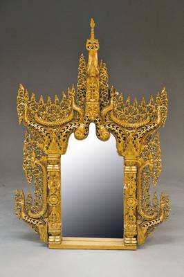 Grosser Prunkspiegel, Südostasien, 2.H.20.Jh., Holz, aufwendige Schnitzerei, reiche Ornamentik und Blumen, vergoldet, ca. 154x103 cm, besonders ...