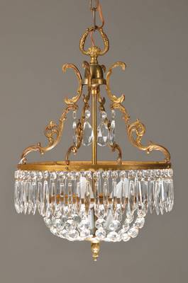 Klassizistische Deckenlampe, deutsch, 70er Jahre, 3 Brennstellen, Messinggestell vielfach geschwungen, unterschiedlicher Press-Glas- Behang, ...