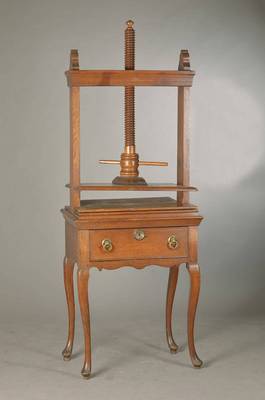 Leinenpresse, England, um 1750/60, Eiche massiv, hohe geschweifte Beine ca. 194x73x50 cm