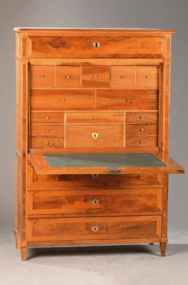 Standsekretär, süd-südwestdeutsch, um 1870/80, Nussbaumfurnier auf Weichholzkorpus, Kopfschub, abklappbare Schreibplatte mit 15 furnierten ...