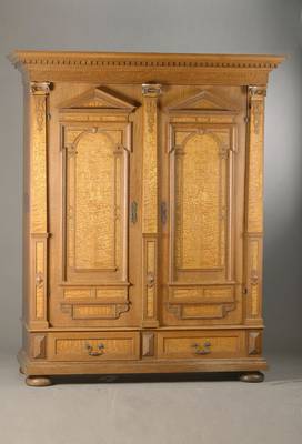 Hochwertiger Dielenschrank, deutsch, um 1870/75, Gründerzeit, Neu-Renaissance, Eiche massiv, Eschemaserfurnier, 2-türig, 2 Sockelschübe, 3 ...