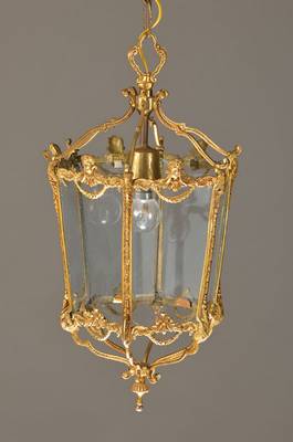 Deckenlampe in Form einer Laterne, 1.H.20.Jh. filigraner Messingguß mit Puttendekor, Gestell fein nachgestochen, eine Brennstelle, Elektrifzierung ...