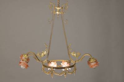 Deckenlampe, Frankreich, um 1890, Zeittypische Messingkonstruktion, sechs Brennstellen mit sek. rosa Glasschirmen in Form von Rosen, ...