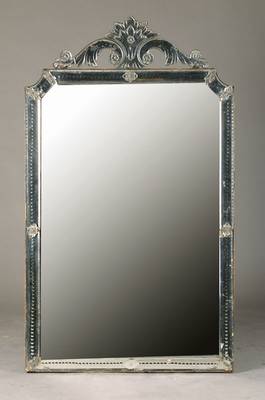 Venezianischer Spiegel, Murano, 1.H.20.Jh., Eichekorpus, voll verspiegelt, mit applizierten geschliffenen Spiegelleisten u. -ornamenten, z.T. blind, ...