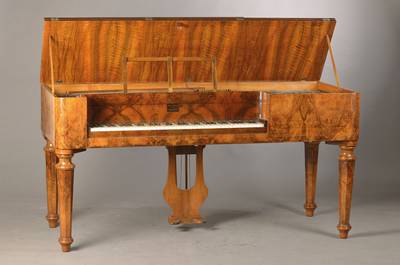 Tafelklavier, Hersteller W.Bloss, Schorndorf, um 1830, Nussbaumgehäuse mit Fadenintarsien,ca. 89x177x73 cm, nur bedingt bespielbar, Überholung ...