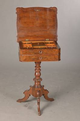 Nähtischchen, deutsch, um 1870, Wurzelnussfurnier, geschweifte Form, reich gedrechselter Fuß, Platte aufklappbar mit intarsierter Inneneinteilung, ...