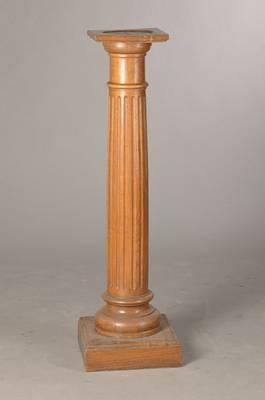 Postament, Eiche massiv, kannelierte Dorische Säule, quadratisches Sockelplatte, getreppt, H. ca. 114 cm, Platten oben ca. 25x25 cm