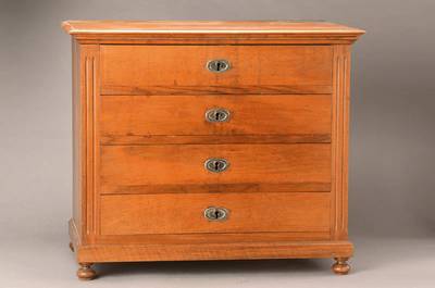 Miniaturkommode deutsch, um 1900, Mahagonifurnier, kannelierte Seitenpilaster, 4-schübig, schwundrissig, ca. 47x56x33 cm