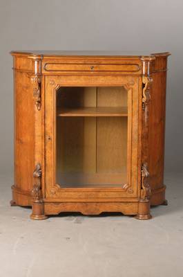 Vertiko, deutsch, um 1860/70, Nussbaumfurnier gespiegelt verlegt, Eichekorpus, verglaste Türe, 1-schübig, Schloss def., ca. 101x103x42 cm