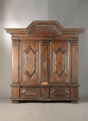 Frühbarock-Schrank, sog. Danziger Schapp, Norddeutschland, um 1700/20, Weichholz dunkel gebeizt, 2-türig, 2-schübig, Türfüllungen mit sog. ...