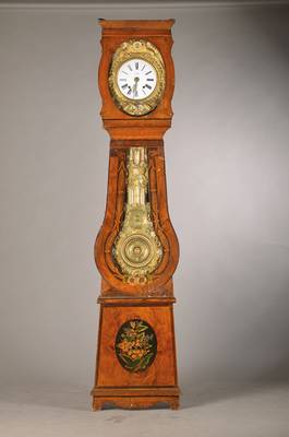 Standuhr Comtoise, Frankreich um 1880, floral bemaltes Hozgehäuse, Dach liegt lose auf, in Violinform, mittig mit Ähren, alter Wurmbefall, ...