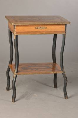Nähtischchen, wohl Frankreich, um 1850/60, Rosenholz, geschwärzte Beine, Schätzpreis 250-300 EUR, Platten mit feinen Einlegearbeiten, Innenleben ...