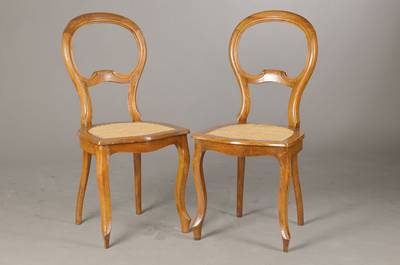 6er Satz Ballonrückenstühle, deutsch, um 1850/60, Nussbaum massiv, Schätzpreis 400-450 EUR, Sitzfläche mit Rattangeflecht, dieses erneuert u. ...
