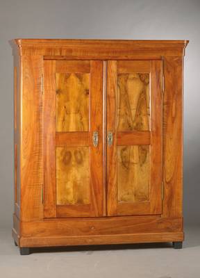 Biedermeierschrank, süddeutsch, wohl Baden, um 1820/30, Nussbaum u. Kirschbaum, Rahmenkonstruktion in Kirsche, Türfüllungen in gespiegelt ...