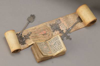 Zwei Kreuze, zwei Anhänger und zwei Handschriften, Äthiopien, 19. Jh., Metall, ca. 22 - 22.5 cm/ 6-8.5 cm, l. besch., Schrift mit roten Initialen ...